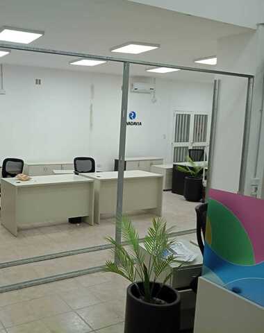 Divisor interior de aluminio gris en oficina de seguros Rivadavia de pergamino