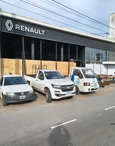 Instalación de aberturas frente concesionario Renault pergamino